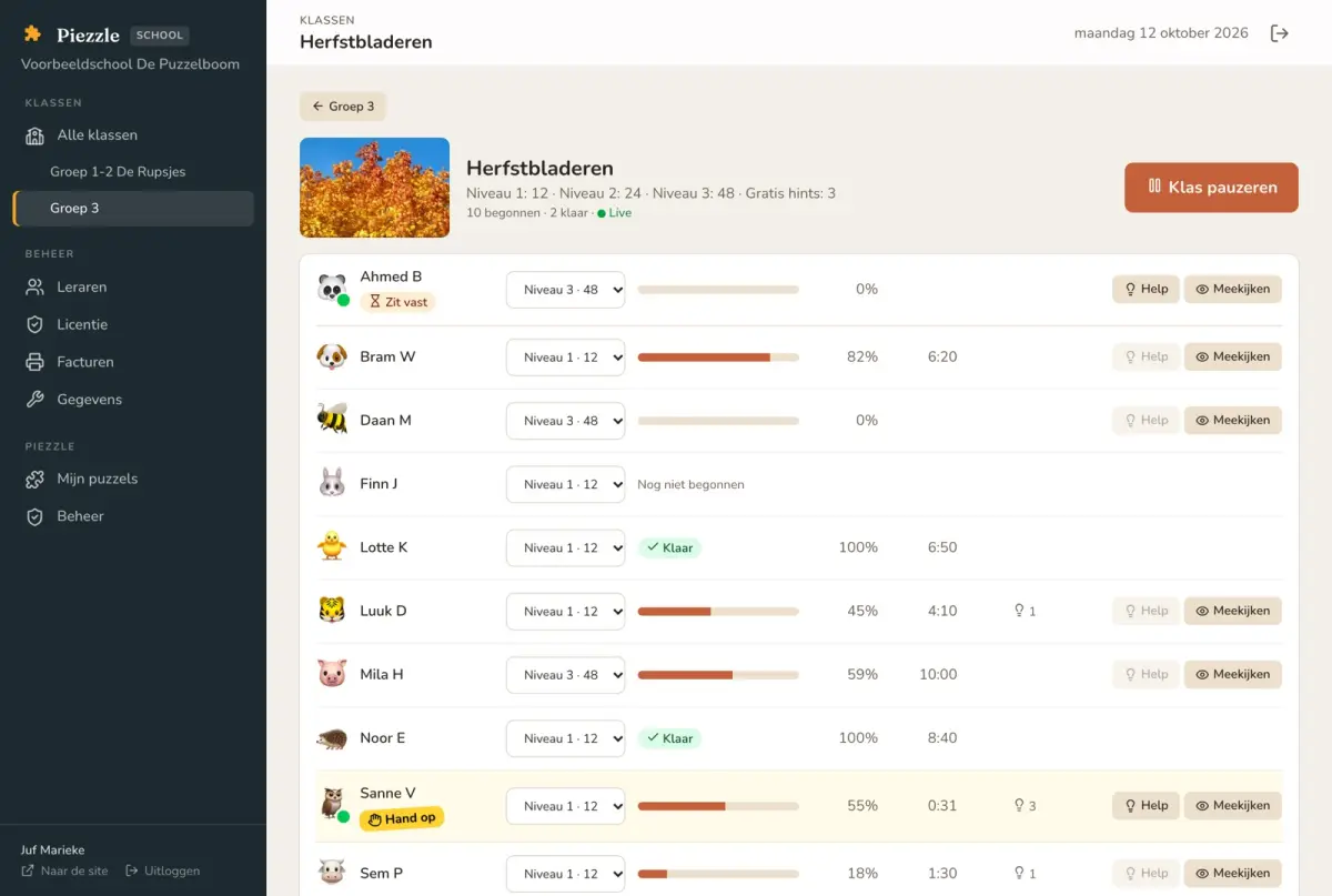 De leraar volgt een opdracht live.