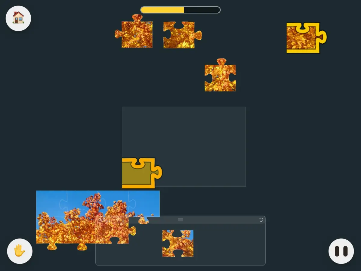 Een kind puzzelt, met hint en hand opsteken.